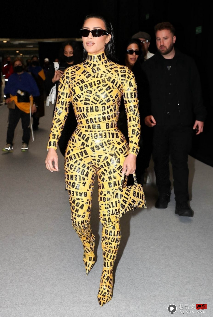 Style｜谁能比她狂？Kim Kardashian 全身缠满“黄X胶纸”出席时装秀 更多热点 图1张
